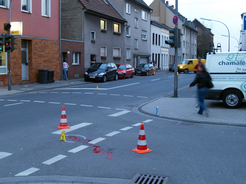 VU Fussgaenger angefahren schwer verletzt Koeln Gremberg Rolshoverstr P04.JPG